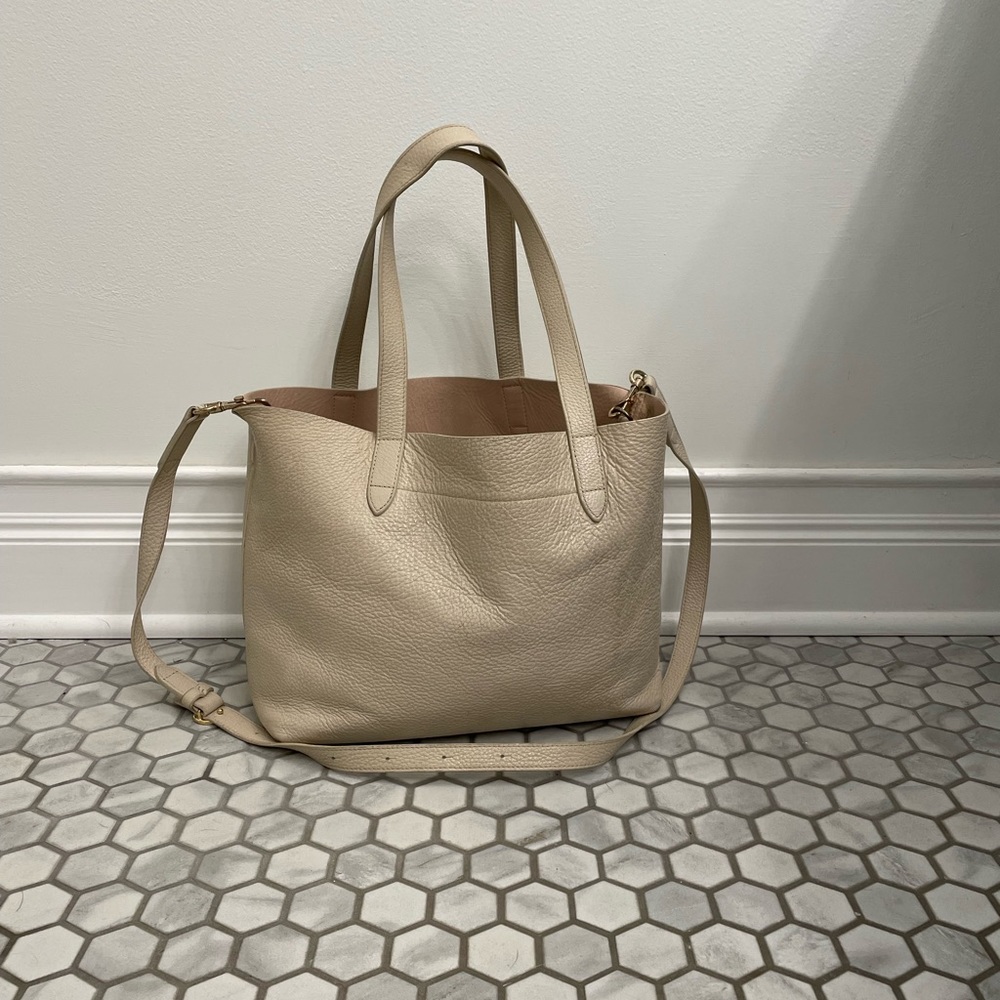Cuyana Pebbled Leather Tote in Light Beige